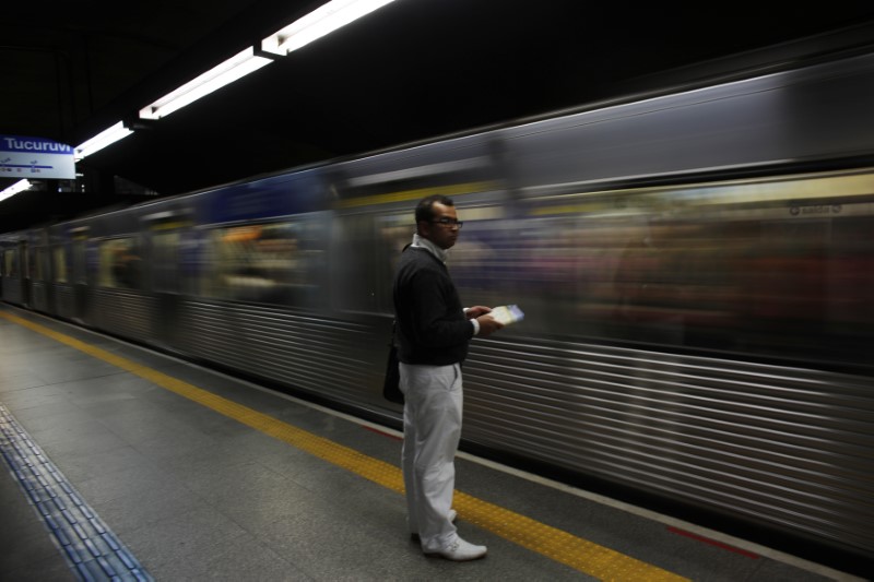 © Reuters. Homem espera metrô em São Paulo