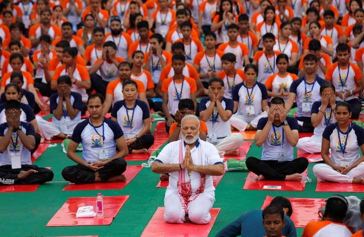 © Reuters. Primeiro-ministro da Índia, Narendra Modi, pratica yoga em Lucknow, na Índia