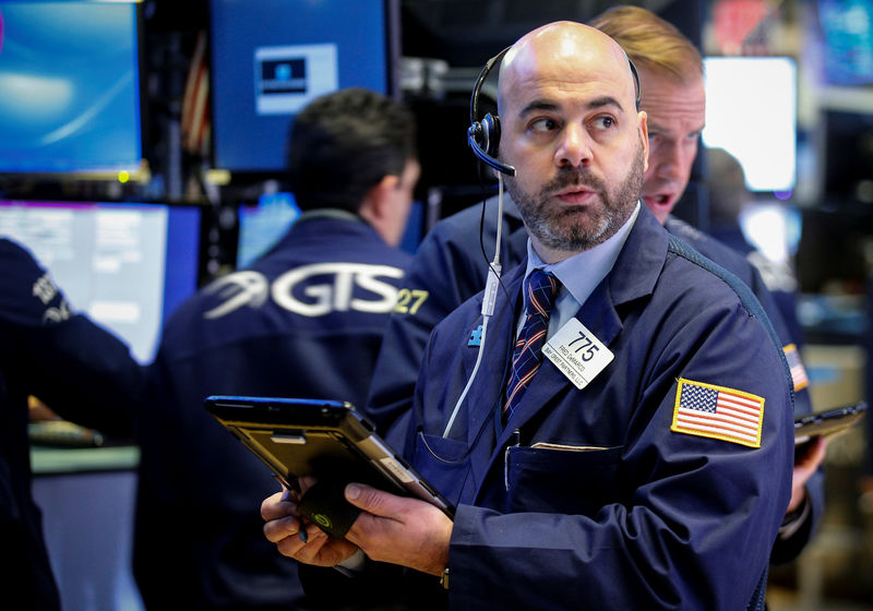 © Reuters. Traders work on the floor of the NYSE in New York