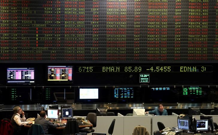 © Reuters. Traders work on the floor of the Buenos Aires Stock Exchange in Buenos Aires' financial district