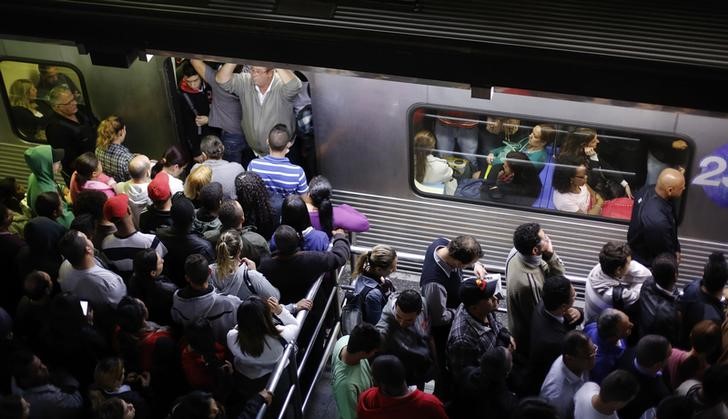 © Reuters. Passageiros esperam para embarcar em metrô na Estação da Sé, São Paulo