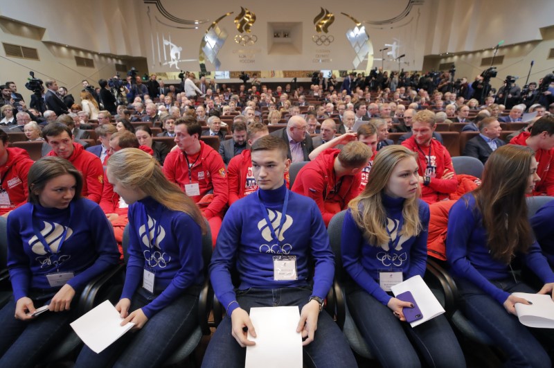 © Reuters. Russian athletes attend a meeting on the country's participation at the 2018 Pyeongchang Winter Olympics, at the Russian Olympic Committee in Moscow