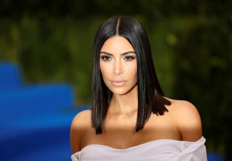 © Reuters. FILE PHOTO: Socialite Kim Kardashian arrives at Metropolitan Museum of Art Costume Institute Gala in New York City