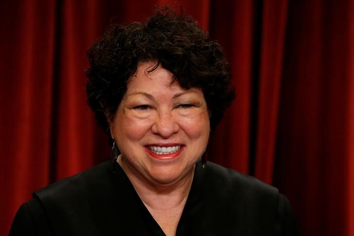 © Reuters. Sotomayor participates in taking a new family photo with her fellow justices at the Supreme Court building in Washington