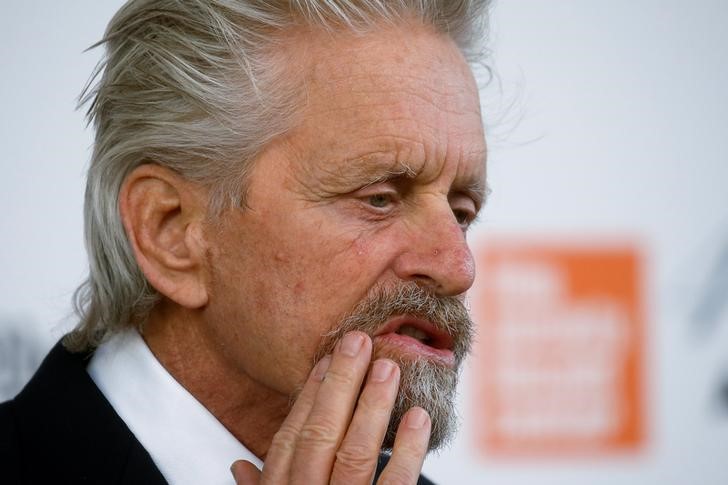 © Reuters. Ator Michael Douglas chega para premiação em Nova York