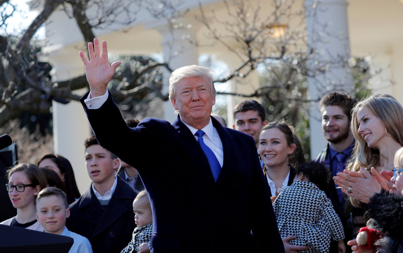© Reuters. U.S. President Donald Trump waves after addressing the annual March for Life rally, taking place on the National Mall, from the White House Rose Garden in Washington