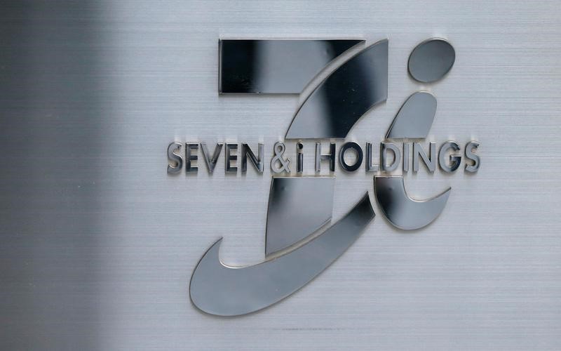© Reuters. Logo of Seven & I Holdings is seen at its headquarters in Tokyo