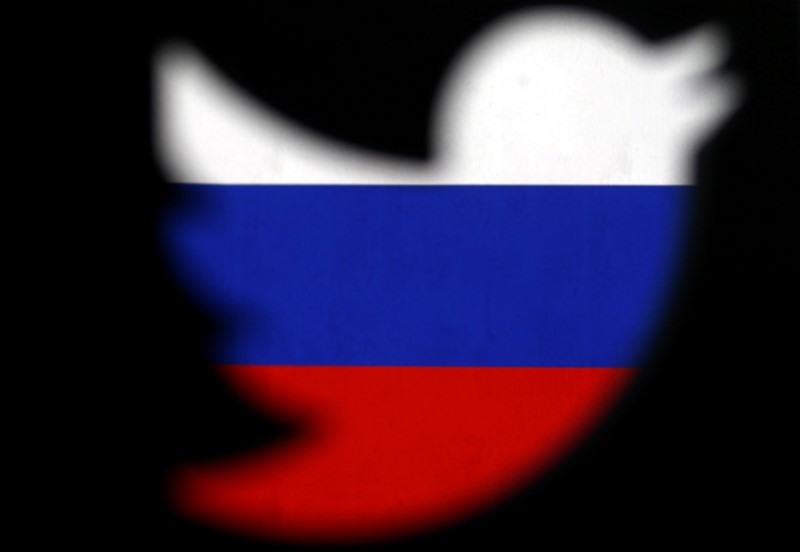 © Reuters. FILE PHOTO:A 3D-printed Twitter logo displayed in front of Russian flag is seen in this illustration picture