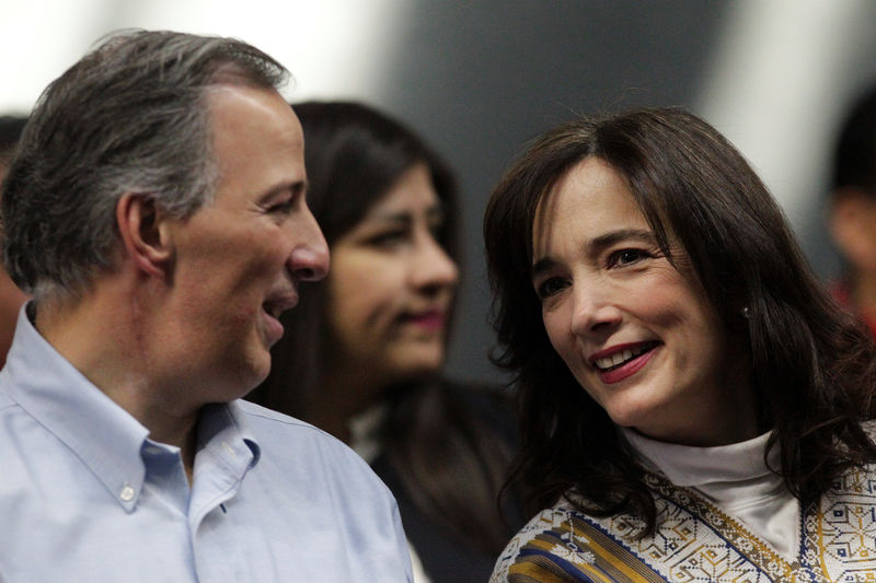 © Reuters. Jose Antonio Meade, presidential pre-candidate for the Institutional Revolutionary Party, talks to his wife Juana Cuevas during a political event in Mexico City