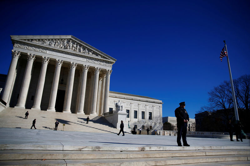 © Reuters. Police officers stand in front of the U.S. Supreme Court in Washington