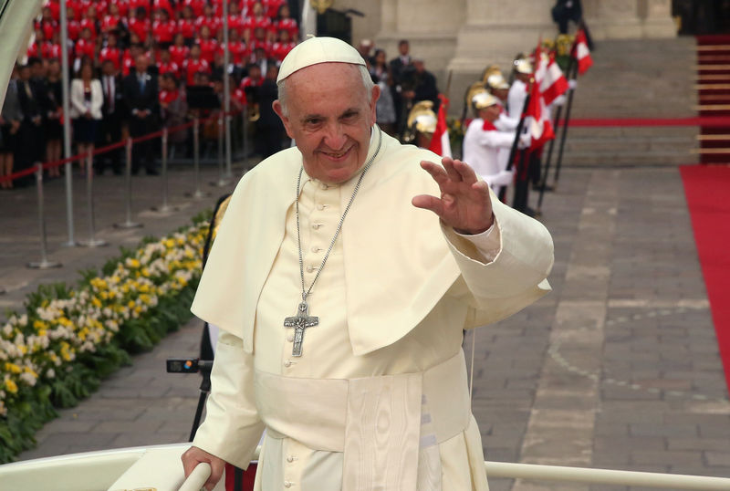© Reuters. البابا يحث في بيرو على مكافحة "بلاء" الفساد
