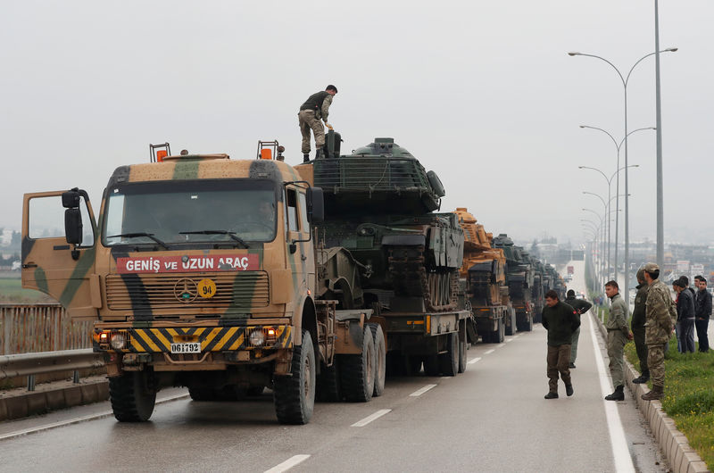 © Reuters. الجيش التركي يقصف مواقع الأكراد في عفرين السورية