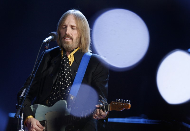 © Reuters. Imagen de archivo del cantante y compositor Tom Petty durante una presentación en el espectáculo del medio tiempo del Super Bowl XLII en Glendale