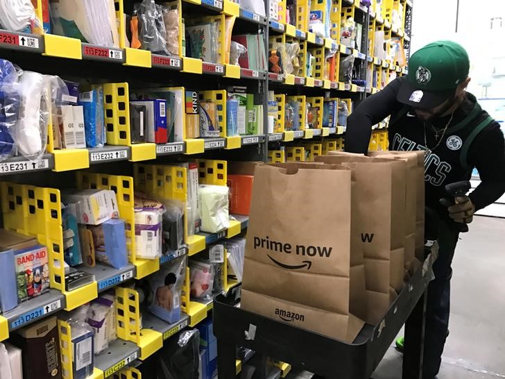 © Reuters. Un empleado recogiendo pedidos de clientes en la bodega del servicio Prime Now de Amazon en San Francisco