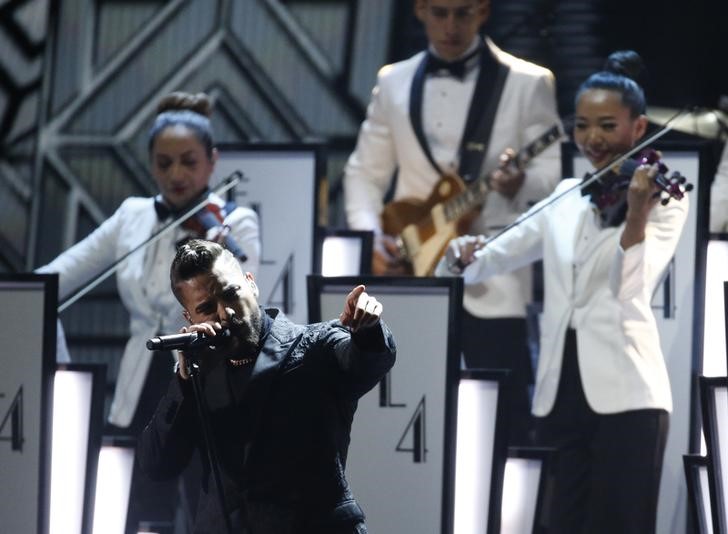 © Reuters. Foto de archivo de Maluma cantando "Felices los 4" en la entrega de los Grammy Latinos en Las Vegas
