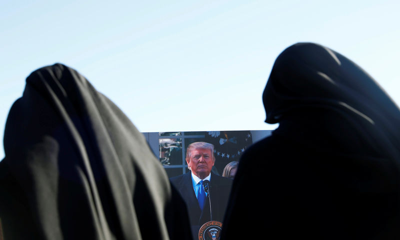 © Reuters. Monjas miran la transmisión de una alocución del presidente de Estados Unidos, Donald Trump, durante una marcha contra el aborto en Washington