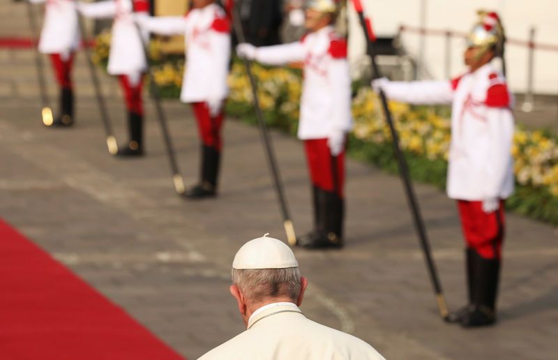© Reuters. El Papa Francisco llega al Palacio Presidencial en Lima