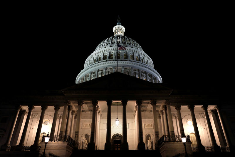 © Reuters. Imagen del Capitolio estadounidense poco después que se inició la paralización del gobierno federal