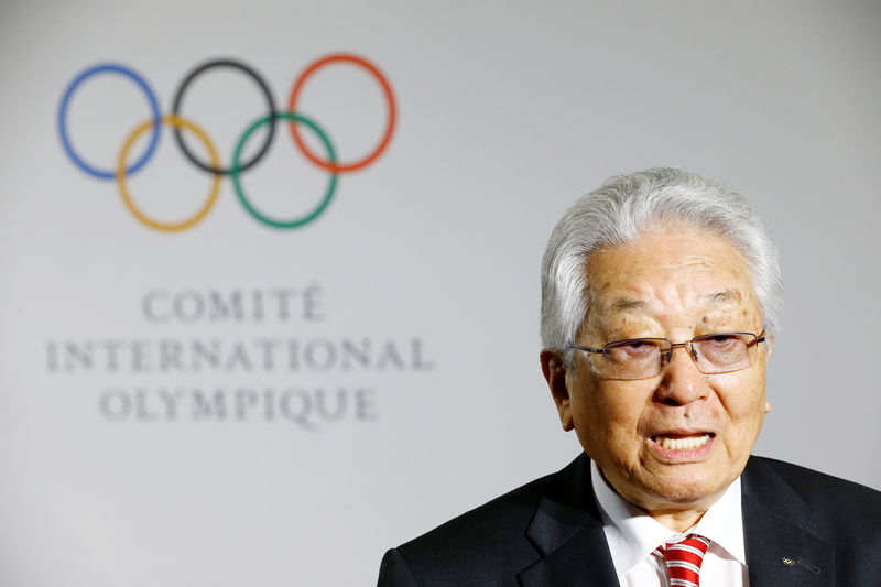 © Reuters. North Korea's IOC member Chang Ung speaks with a journalist before a meeting at the IOC headquarters in Lausanne