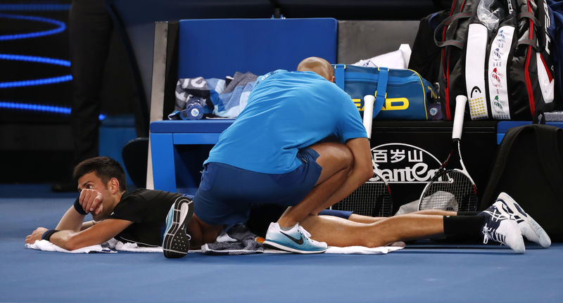 © Reuters. Djokovic pasa a la cuarta ronda en Australia pese a problemas con la espalda