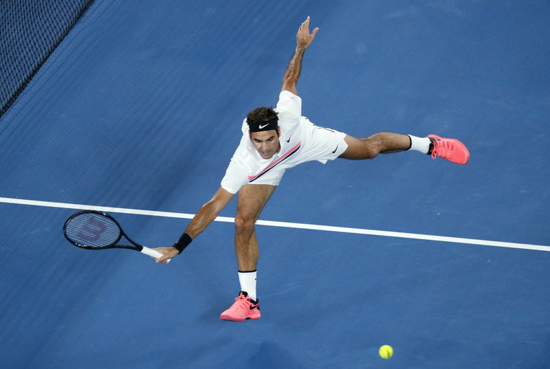 © Reuters. Federer se deshace de Gasquet y pasa a octavos en el Abierto de Australia