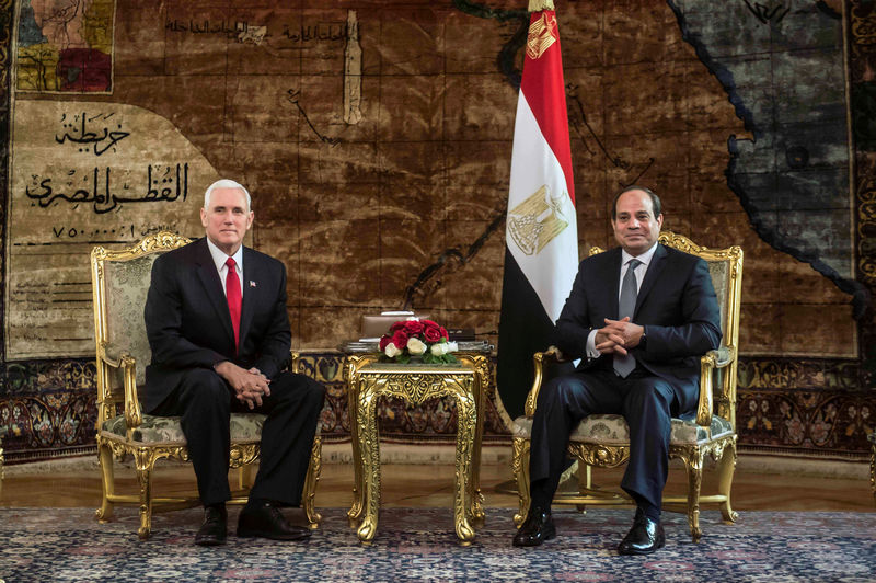 © Reuters. بنس يبدأ جولة في الشرق الأوسط بزيارة مصر ويتعهد بدعم السيسي