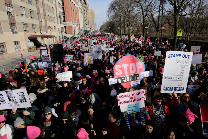 © Reuters. Manifestantes participan en la Marcha de las Mujeres en Manhattan, Nueva York