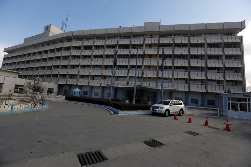 © Reuters. مسلحون يهاجمون فندق انتركونتيننتال في كابول