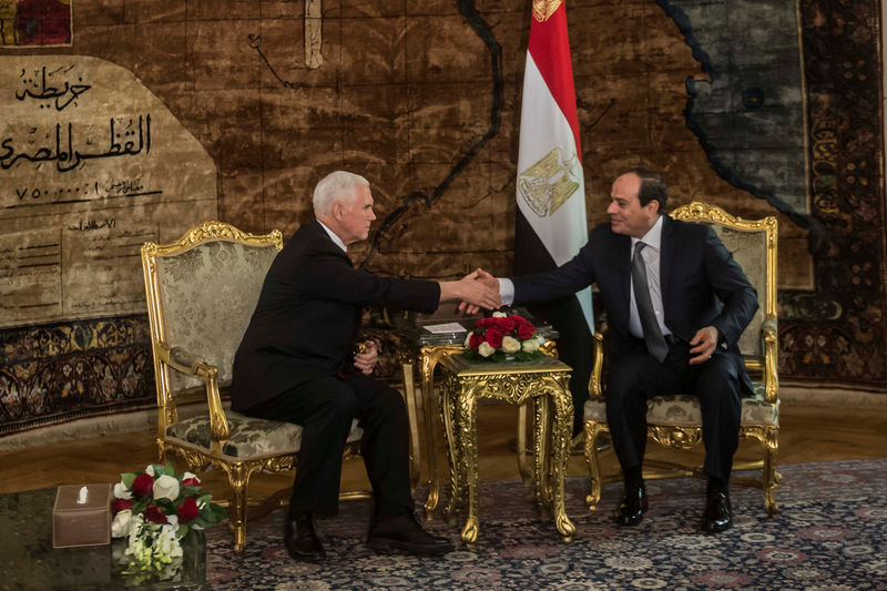 © Reuters. El presidente de Egipto, Abdel Fattah al-Sisi, saluda al vicepresidente de Estados Unidos, Mike Pence, durante su encuentro en el palacio presidencial del El Cairo