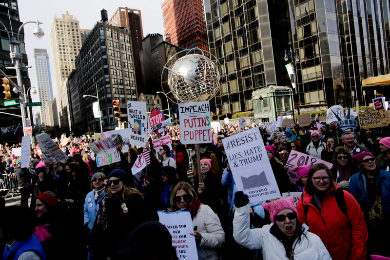 © Reuters. الآلاف يشاركون في (مسيرة النساء) مع بدء ترامب عامه الثاني في الرئاسة