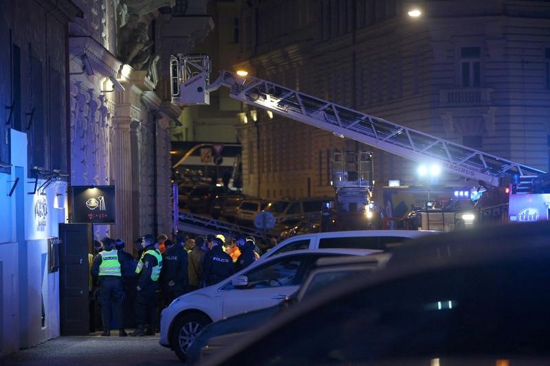 © Reuters. مقتل اثنين وإصابة تسعة في حريق بفندق في براج
