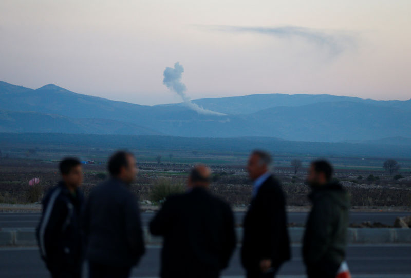 © Reuters. En la imagen se aprecia humo en la región siria de Afrin, vista desde la ciudad turca de Hassa, en le frontera turco-siria en la provincia de Hatay