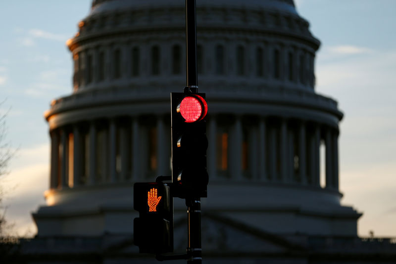 © Reuters. A traffic light shines red after President Donald Trump and the U.S. Congress failed to reach a deal on funding for federal agencies in Washington