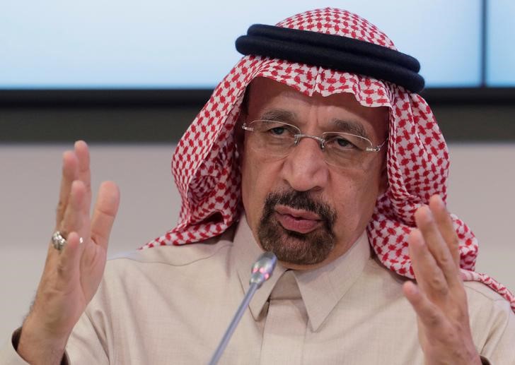 © Reuters. FILE PHOTO: Saudi Arabia's Oil Minister al-Falih addresses a news conference after an OPEC meeting in Vienna