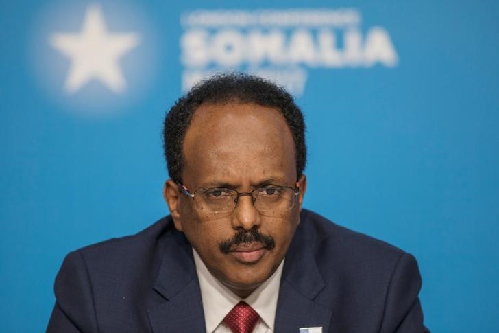 © Reuters. الرئيس الصومالي يعزل رئيس بلدية مقديشو ويعين خلفا له