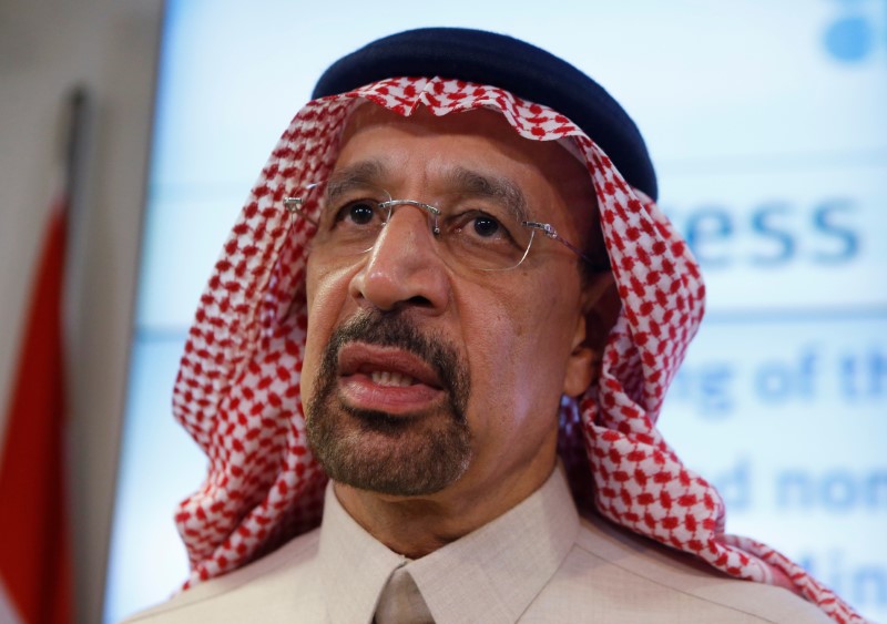 © Reuters. Saudi Arabia's Oil Minister al-Falih talks to journalists after a news conference after an OPEC meeting in Vienna