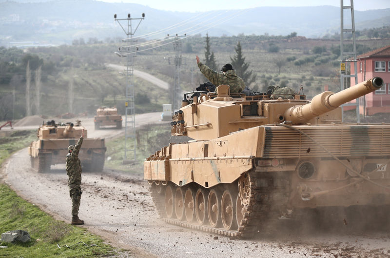 © Reuters. Un convoy militar turco llega a un pueblo en la frontera turco-siria en la provincia de Kilis