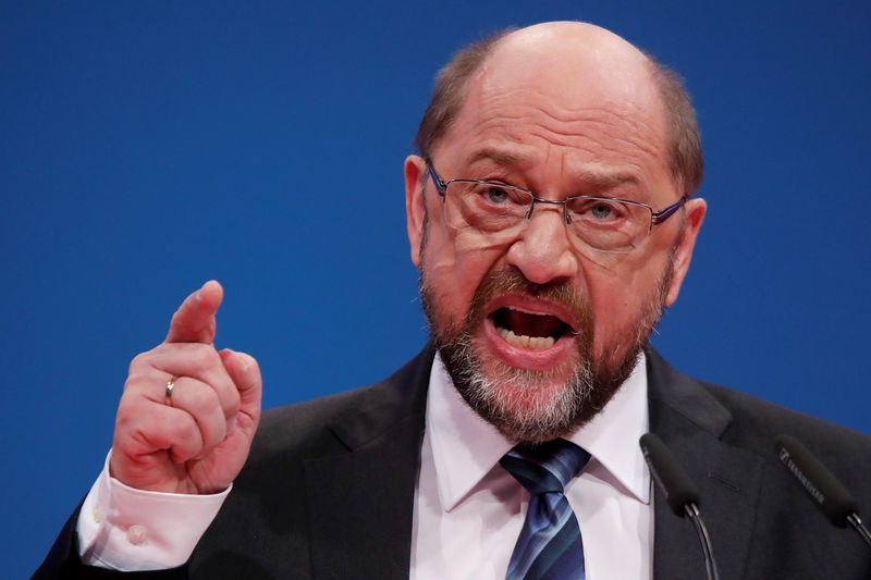 © Reuters. SPD leader Schultz speaks during the SPD's one-day party congress in Bonn