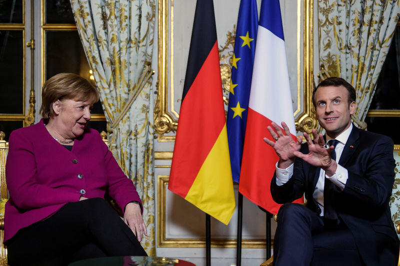 © Reuters. ميركل وماكرون يتفقان على تعميق التعاون وتقوية الاتحاد الأوروبي