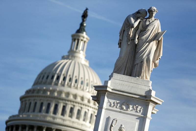 © Reuters. The figures of Grief and History stand on top of the Peace Statue near the U.S. Capitol after President Donald Trump and the U.S. Congress failed to reach a deal on funding for federal agencies in Washington