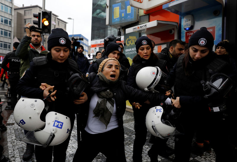 © Reuters. الشرطة التركية تستخدم رذاذ الفلفل لتفريق محتجين مؤيدين للأكراد