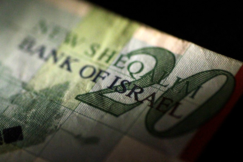 © Reuters. Illustration photo of an Isreal Shekel note