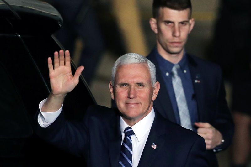 © Reuters. U.S. Vice President Mike Pence waves upon their arrival at Ben Gurion international Airport in Lod, near Tel Aviv, Israel