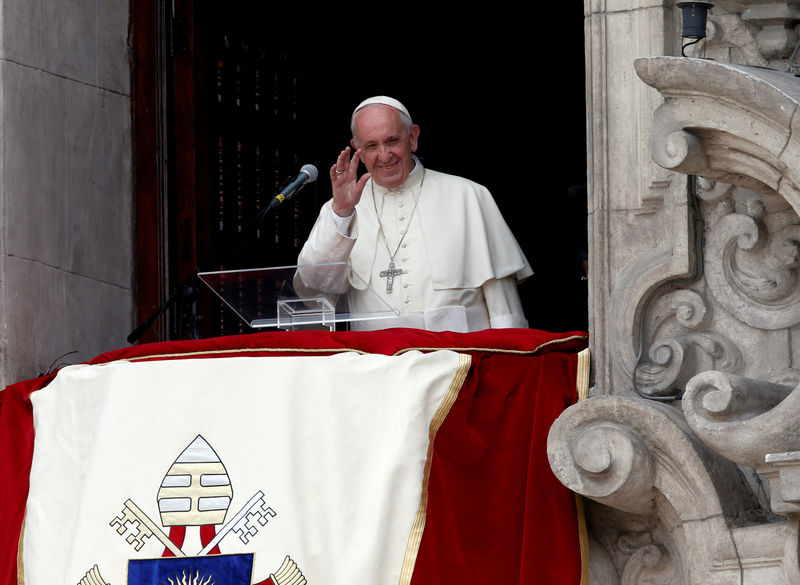 © Reuters. Pope Francis waves to the crowd from the balcony of the Archbishop's Palace of Lima, in Lima