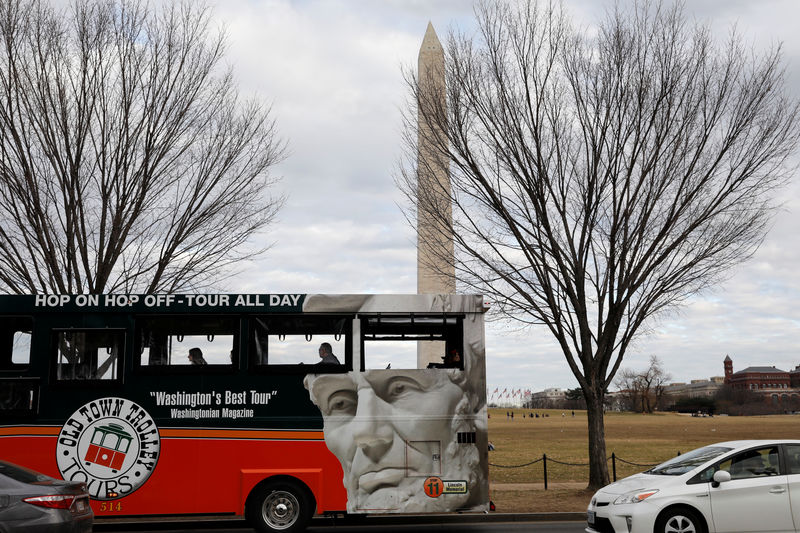 © Reuters. A tour bus passes the Washington Monument