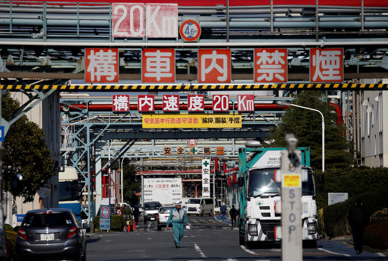 © Reuters. FILE PHOTO: Workers walk at a factory at the Keihin industrial zone in Kawasaki
