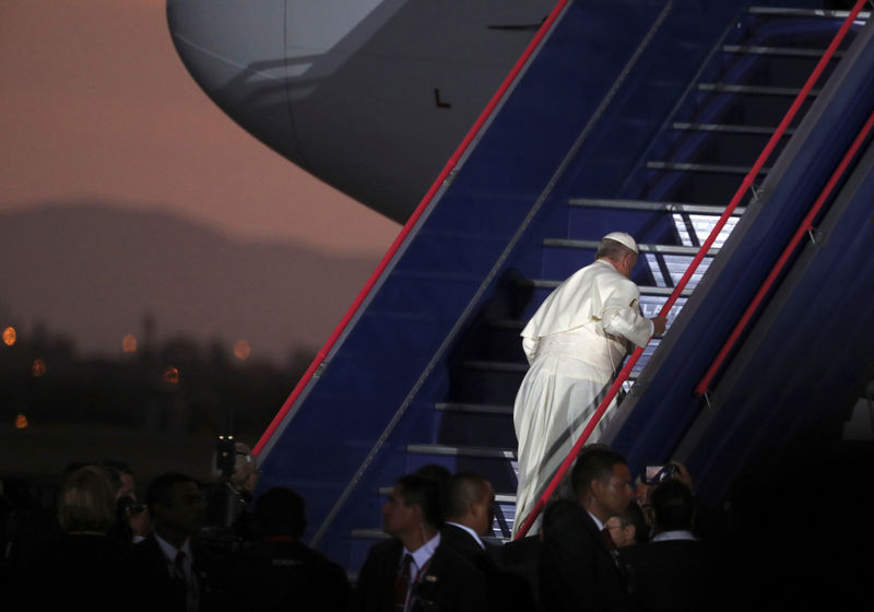 © Reuters. البابا يختتم جولة في أمريكا اللاتينية بالتحذير من الفساد السياسي