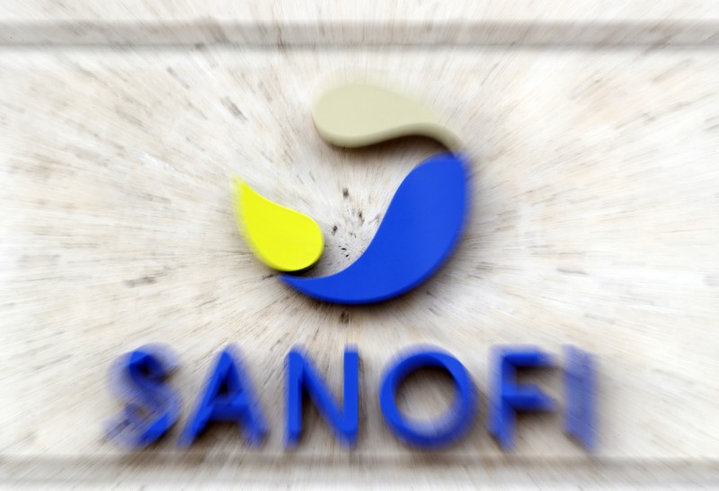 © Reuters. French multinational pharmaceutical company SANOFI logo seen at their headquater in Paris