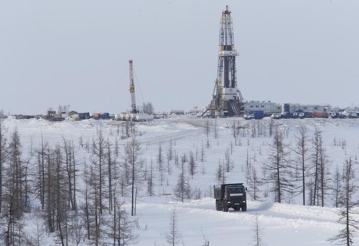 © Reuters. Нефтяная вышка Роснефти на Сузунском месторождении к северу от Красноярска