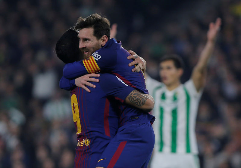 © Reuters. Messi y Suárez lideran el triunfo del Barça sobre el Betis